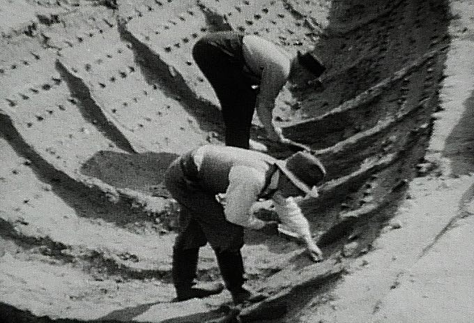 Lo scavo di Sutton Hoo nel 1939: nella sabbia si vedono la sagoma di una grande nave e file di rivetti