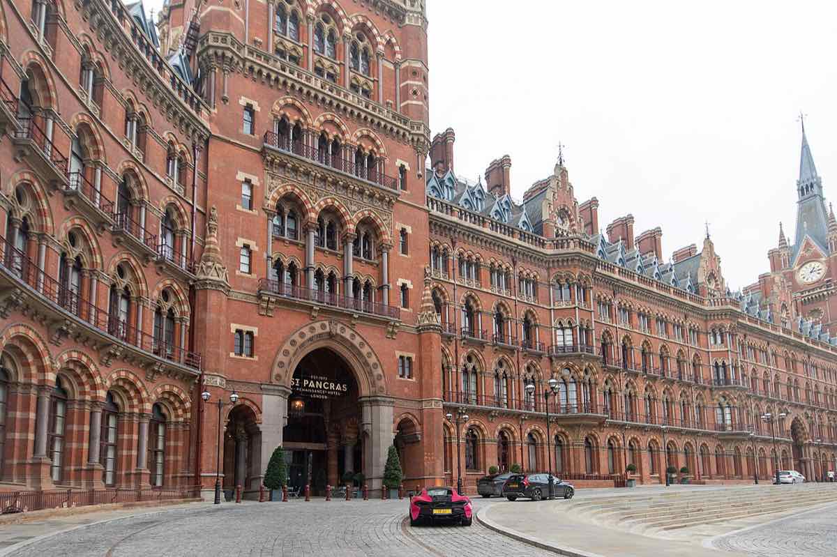 La facciata gotica in mattoni rossi e la torre dell'orologio della stazione di St Pancras a Londra