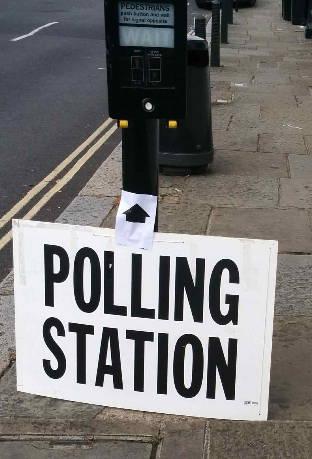 Un cartello Polling Station in una strada di Londra che indica la direzione del seggio elettorale
