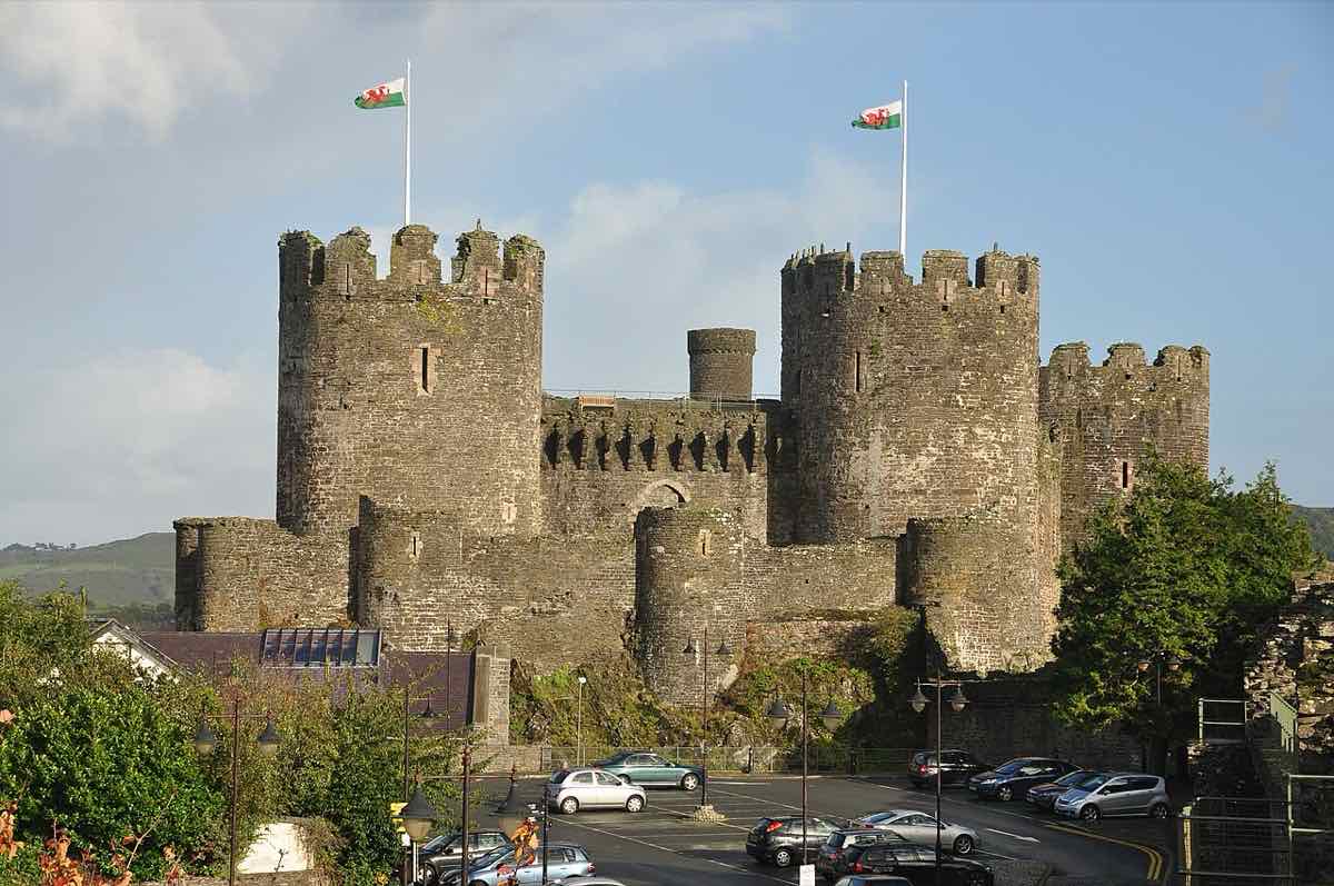Conwy Kalesi'nin fotoğrafı: bir nehrin kenarında yükselen sekiz yuvarlak kule