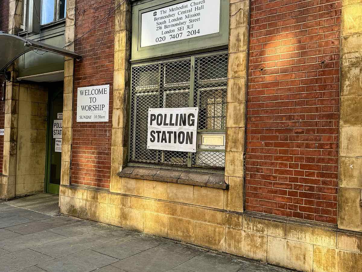 بیرون سالن یک کلیسای متدیست در برموندزی لندن، تابلوهایی با نوشته Polling Station