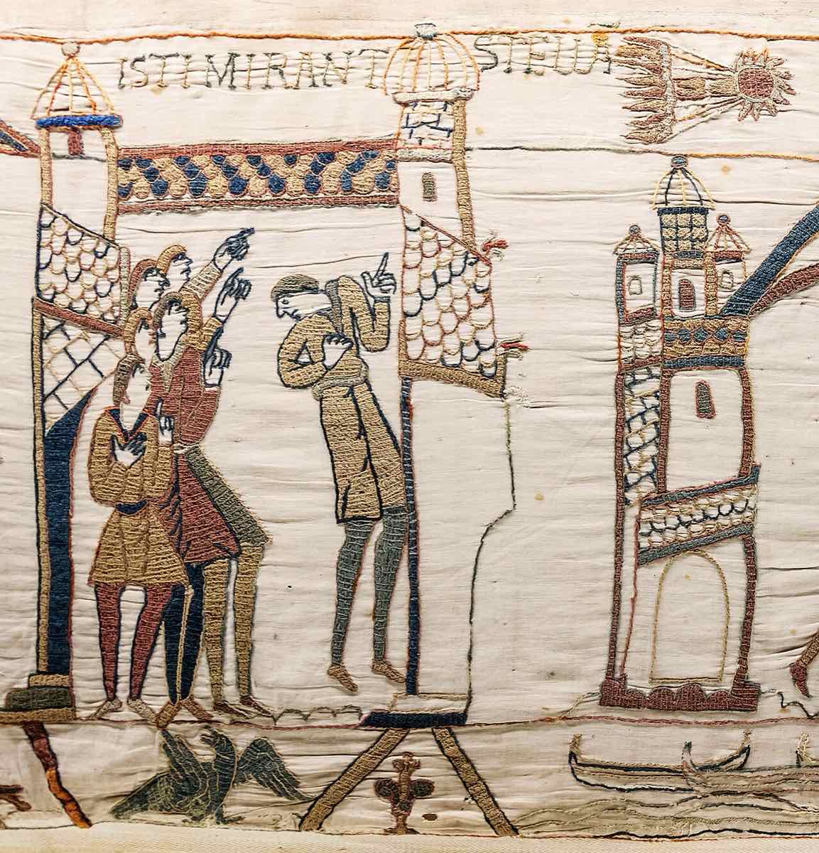 Arazzo di Bayeux, scena 32: un gruppo di uomini guarda in alto la cometa di Halley