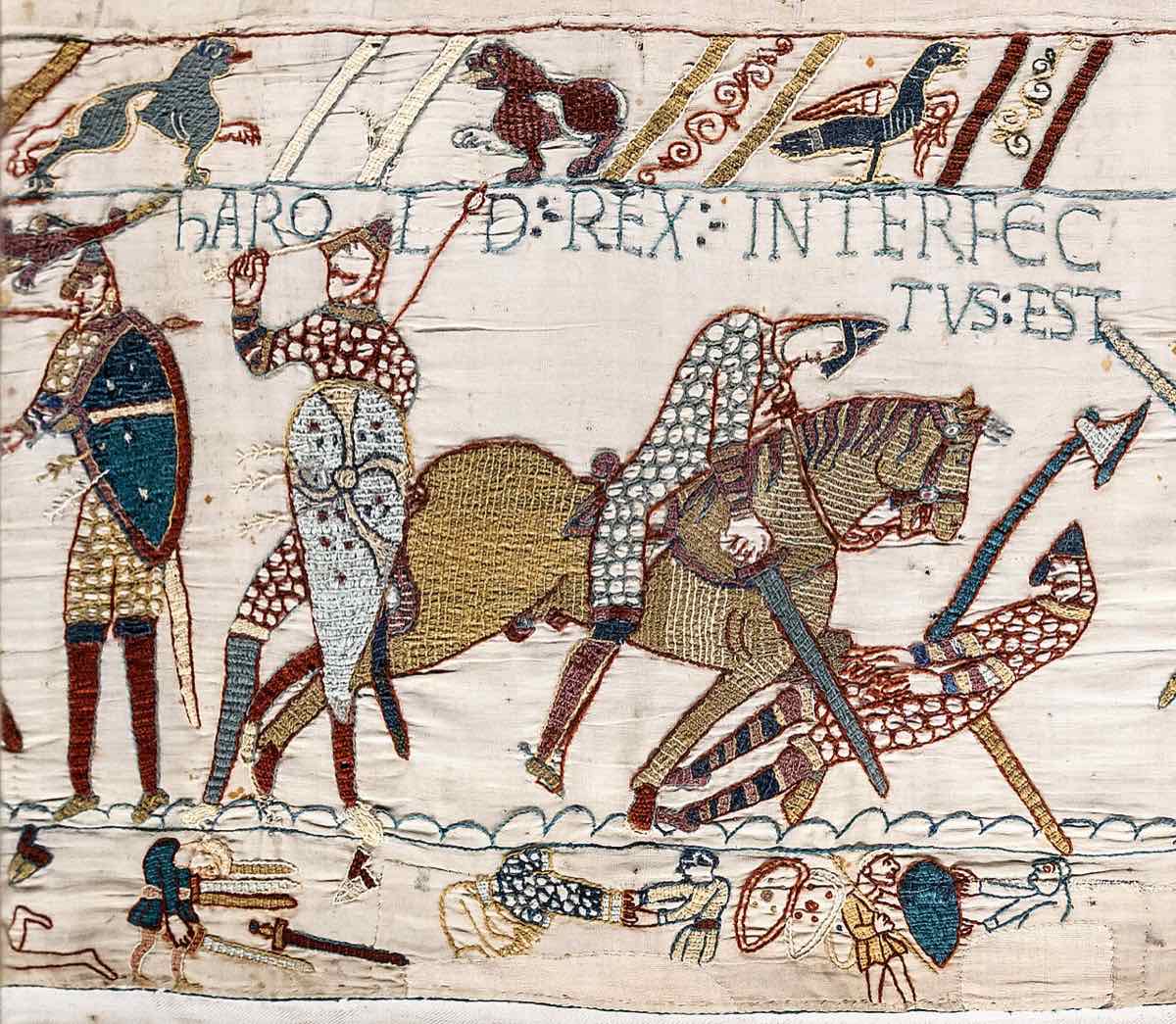 Arazzo di Bayeux, scena 57: la morte di Aroldo, con sopra la scritta latina HAROLD REX INTERFECTUS EST
