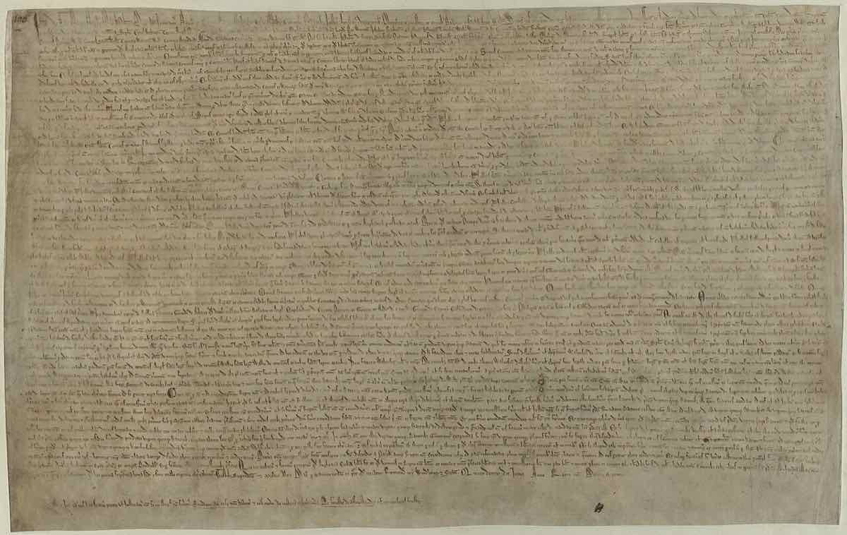 1215 tarihli özgün bir Magna Carta nüshası: büyük tek bir parşömen sayfasına sıkışık biçimde yazılmış Latince metin