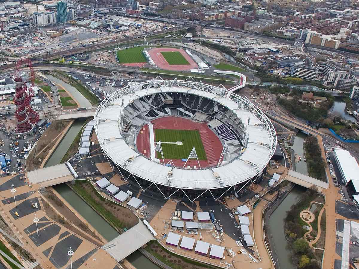 Veduta aerea del Parco olimpico di Stratford, nella zona est di Londra, nell'aprile 2012, con lo Stadio olimpico al centro