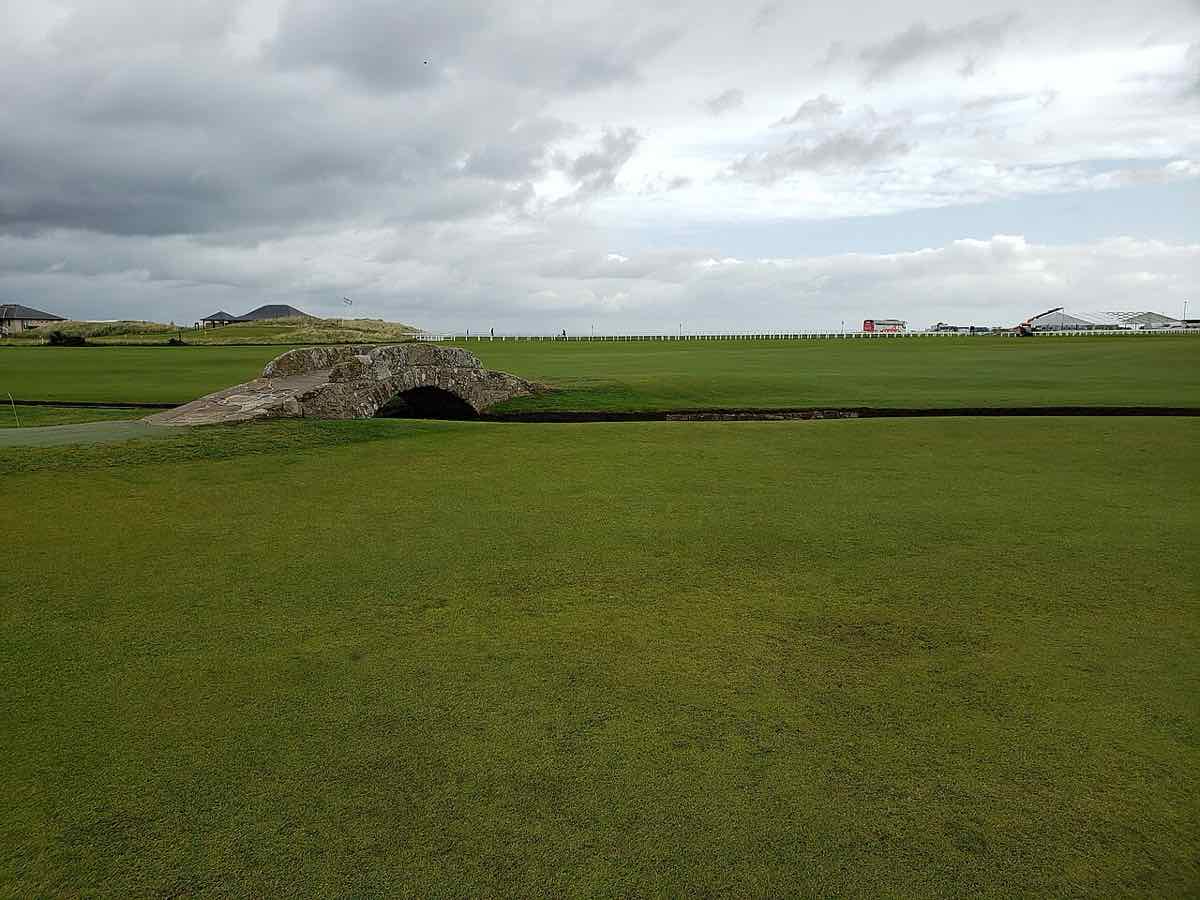 Lo Swilcan Bridge in pietra sul fairway della buca 18 dell'Old Course di St Andrews